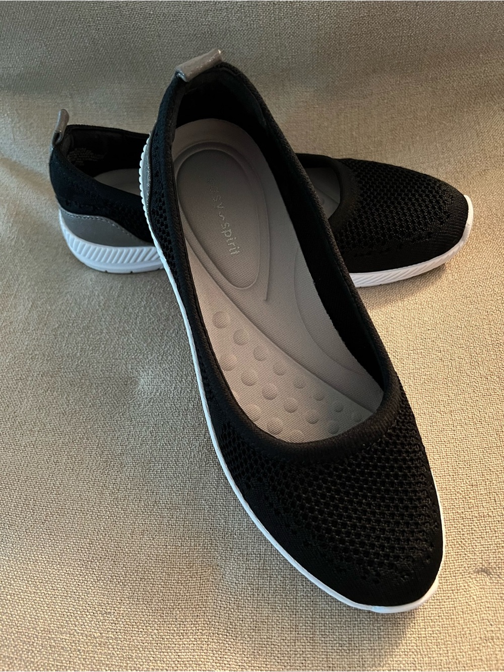 Women’s easy spirit black knit slip on shoes size 8 1/2 M.